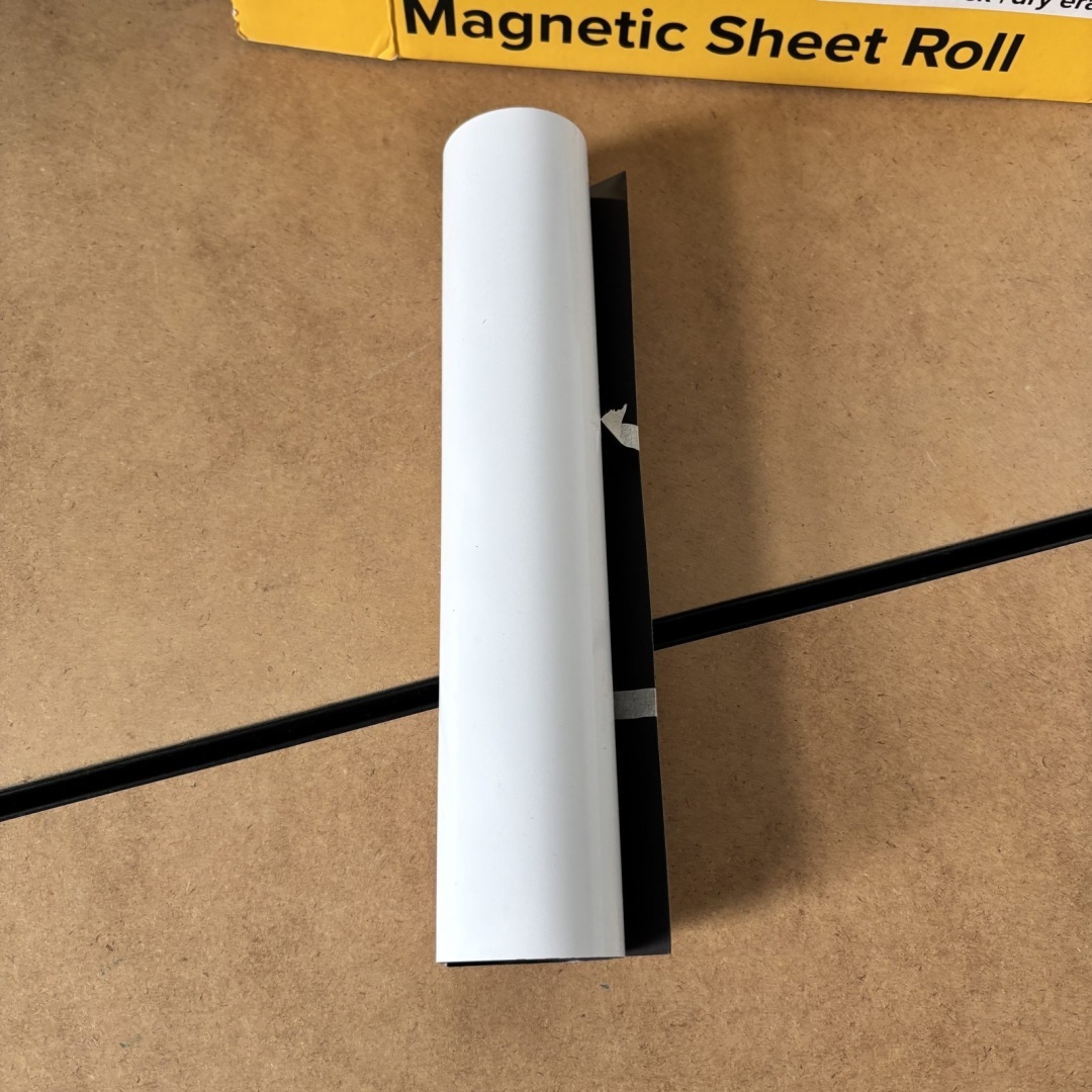 Biała elastyczna mata magnetyczna X-Bet Magnet 24 × 12 cali - obrazek 2