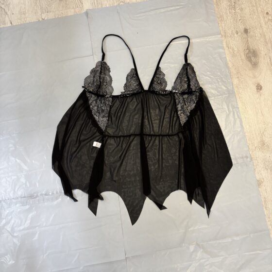 Czarna koszulka nocna babydoll z koronką i srebrnym haftem