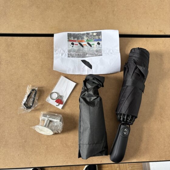 Czarny automatyczny parasol odwracany z etui