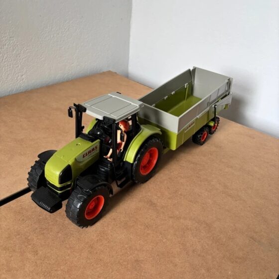 Duży traktor Claas z przyczepą i figurką