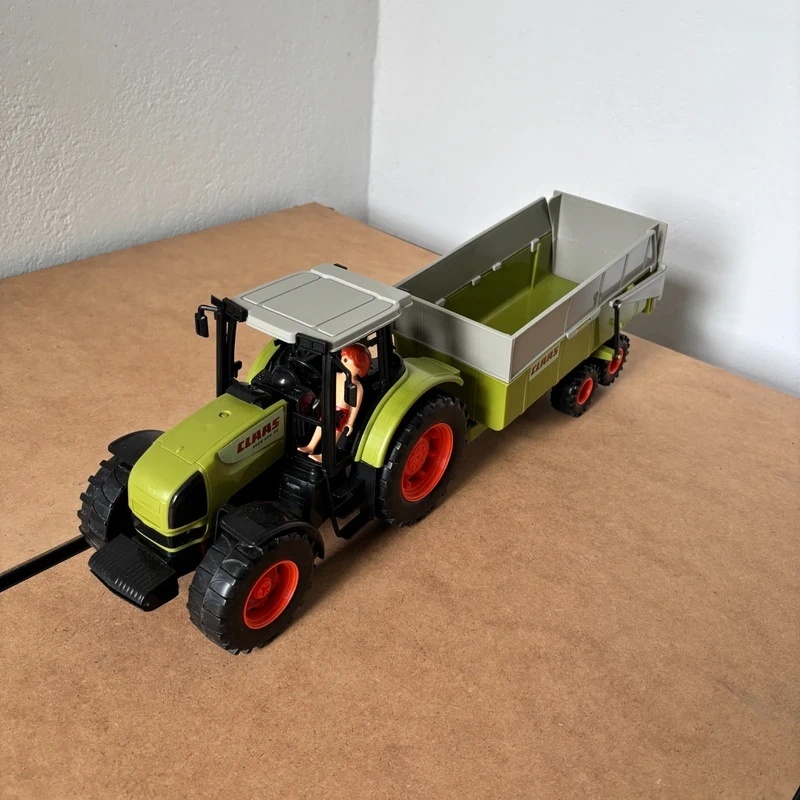 Duży traktor Claas z przyczepą i figurką