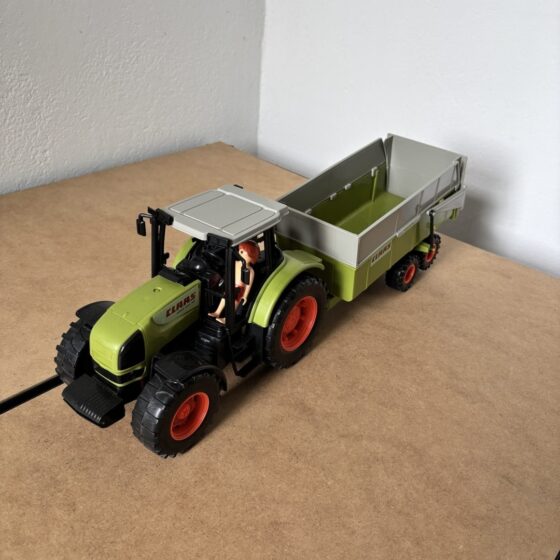 Duży traktor Claas z przyczepą i figurką