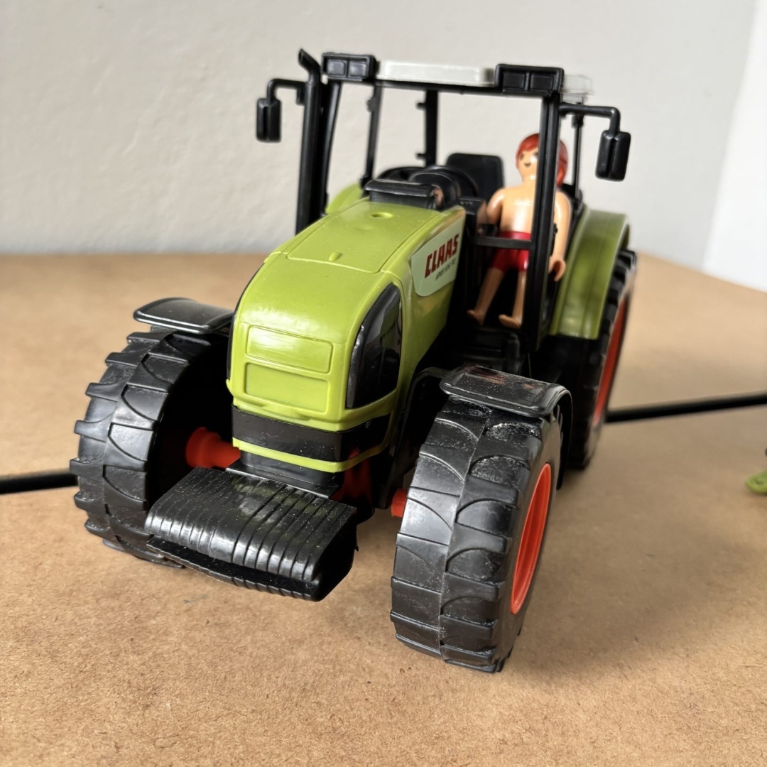 Duży traktor Claas z przyczepą i figurką - obrazek 2