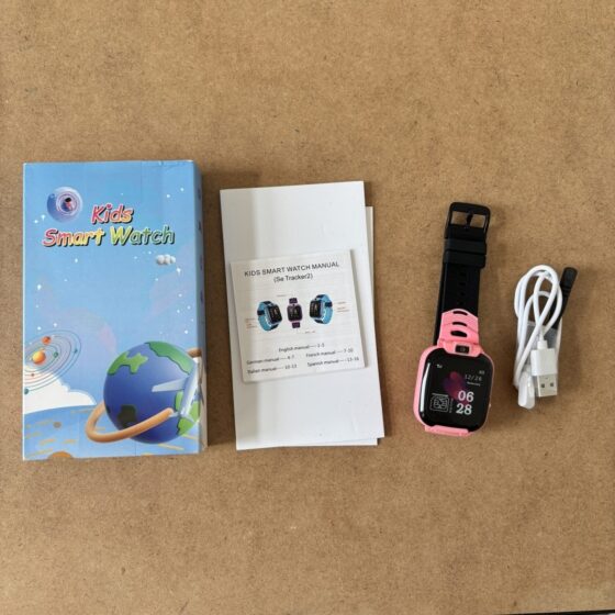 Dziecięcy smartwatch z czarno-różowym paskiem