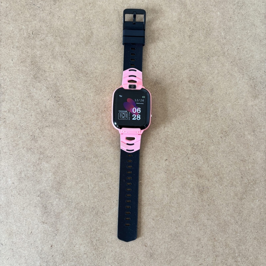 Dziecięcy smartwatch z czarno-różowym paskiem - obrazek 2