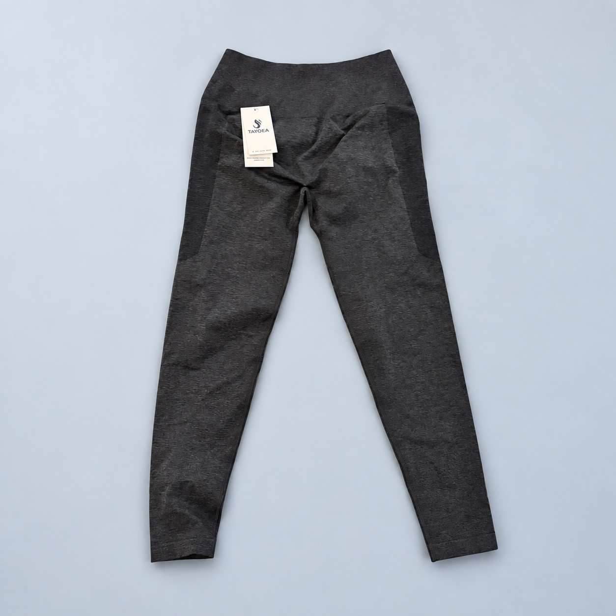 Legginsy TAYOEA charcoal scrunch - wysoki stan - NOWE z metką — aranżacja poglądowa AI na szaroniebieskim tle