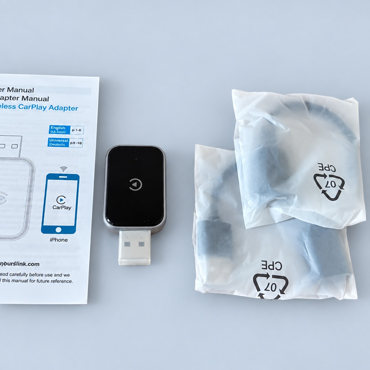 Adapter CarPlay USB — aranżacja poglądowa AI na szaroniebieskim tle