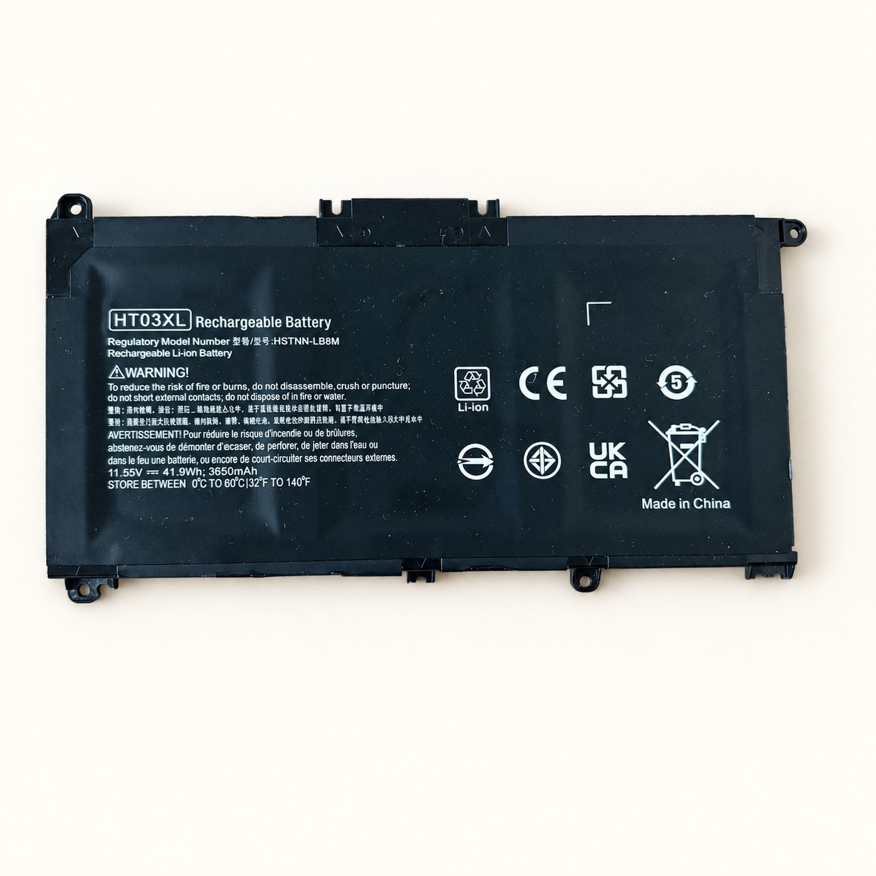 Akumulator laptopowy HT03XL — aranżacja poglądowa AI na jasnym tle