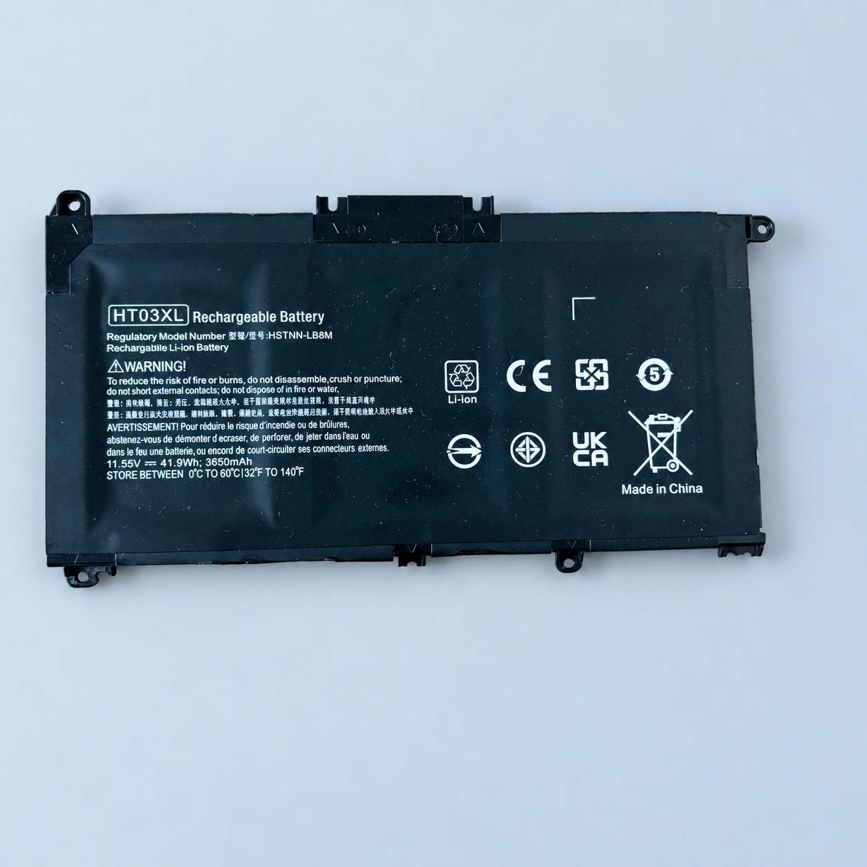 Akumulator laptopowy HT03XL — aranżacja poglądowa AI na szaroniebieskim tle