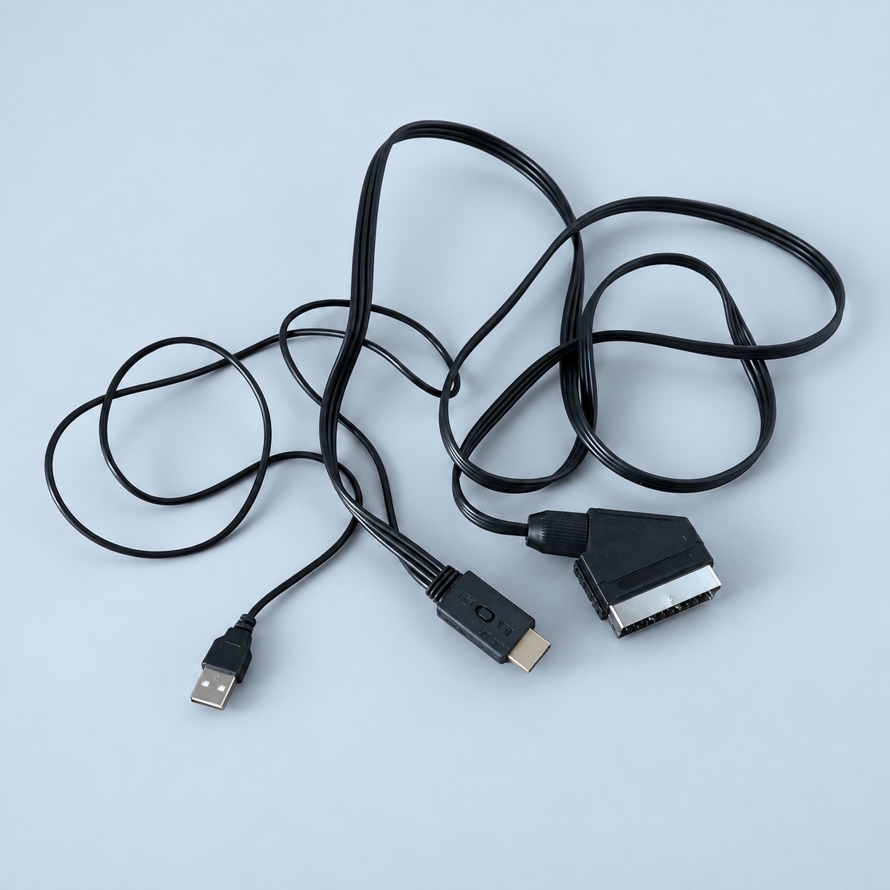 Konwerter SCART HDMI — aranżacja poglądowa AI na szaroniebieskim tle