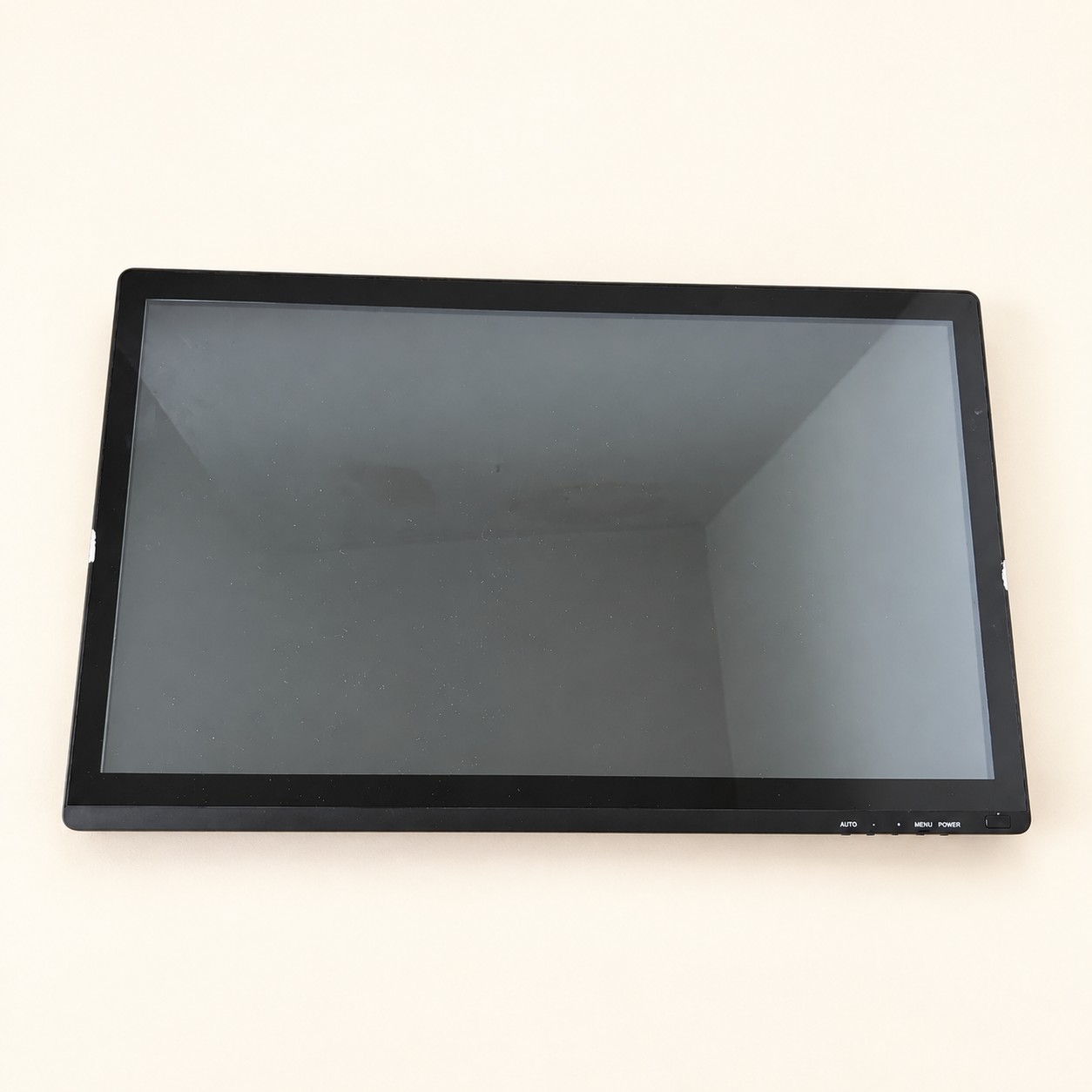 Monitor bez podstawy — aranżacja poglądowa AI na jasnym tle