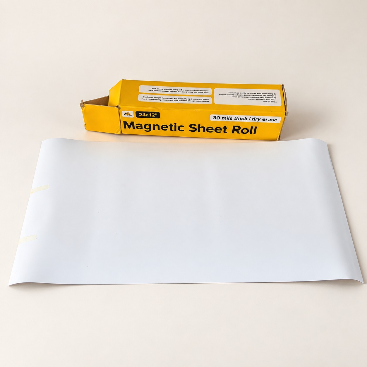 Biała mata magnetyczna X-Bet Magnet — aranżacja poglądowa AI na jasnym tle