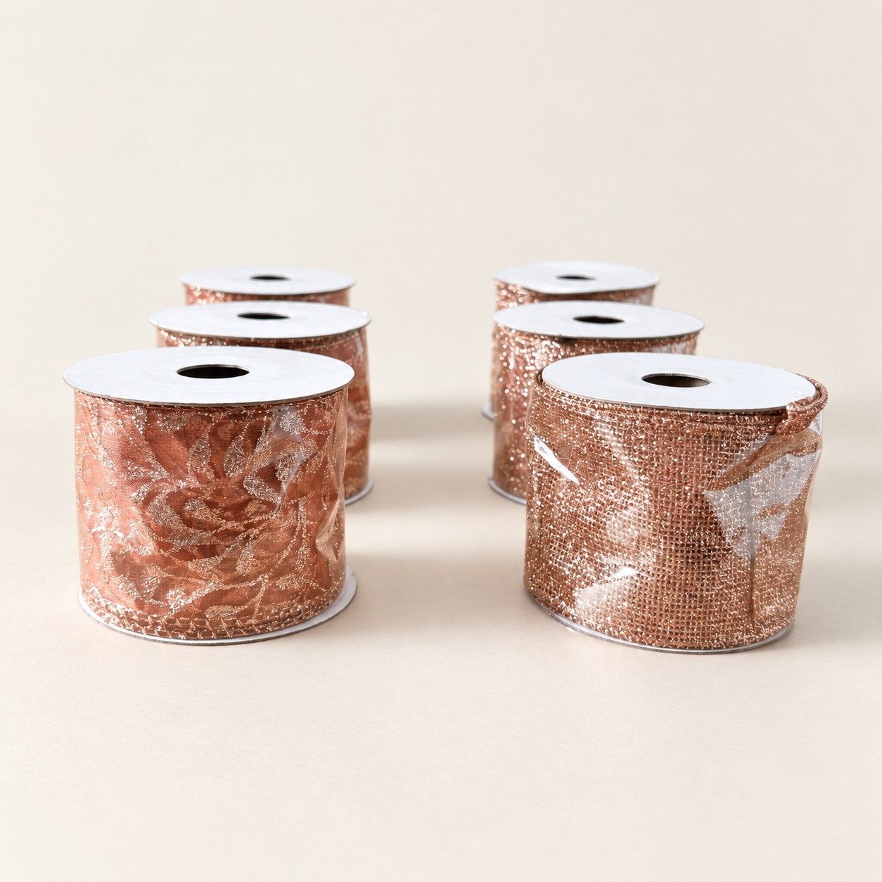 6 rolek dekoracyjnej wstążki rose gold z drucianym brzegiem — aranżacja poglądowa AI 1