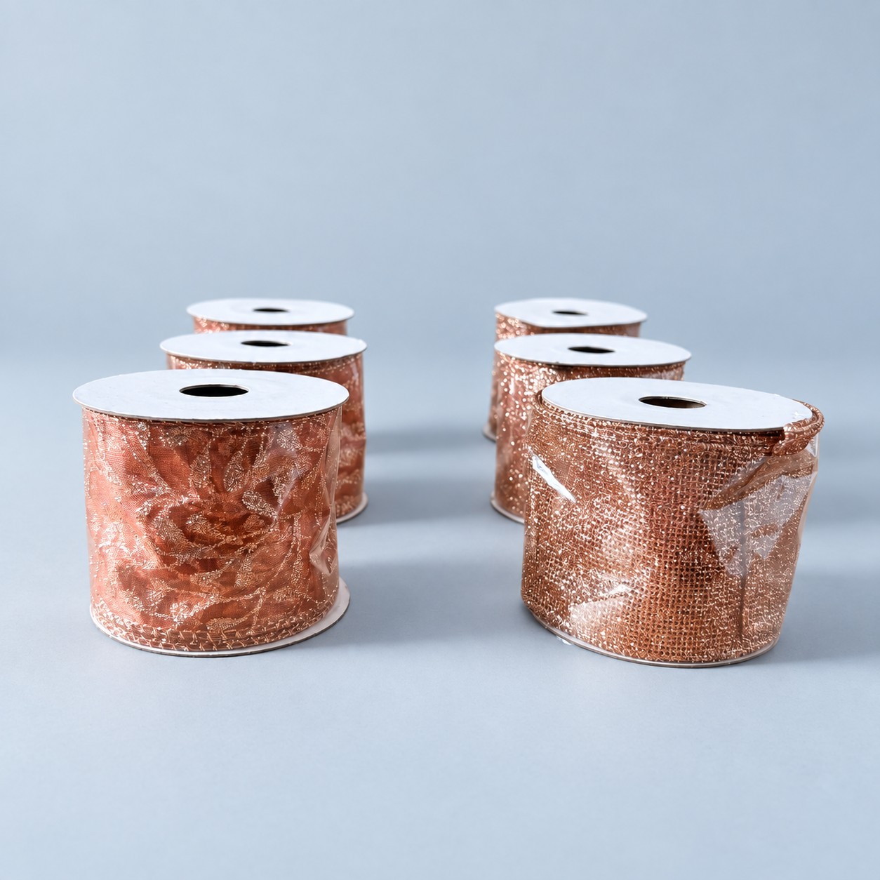 6 rolek dekoracyjnej wstążki rose gold z drucianym brzegiem — aranżacja poglądowa AI 2