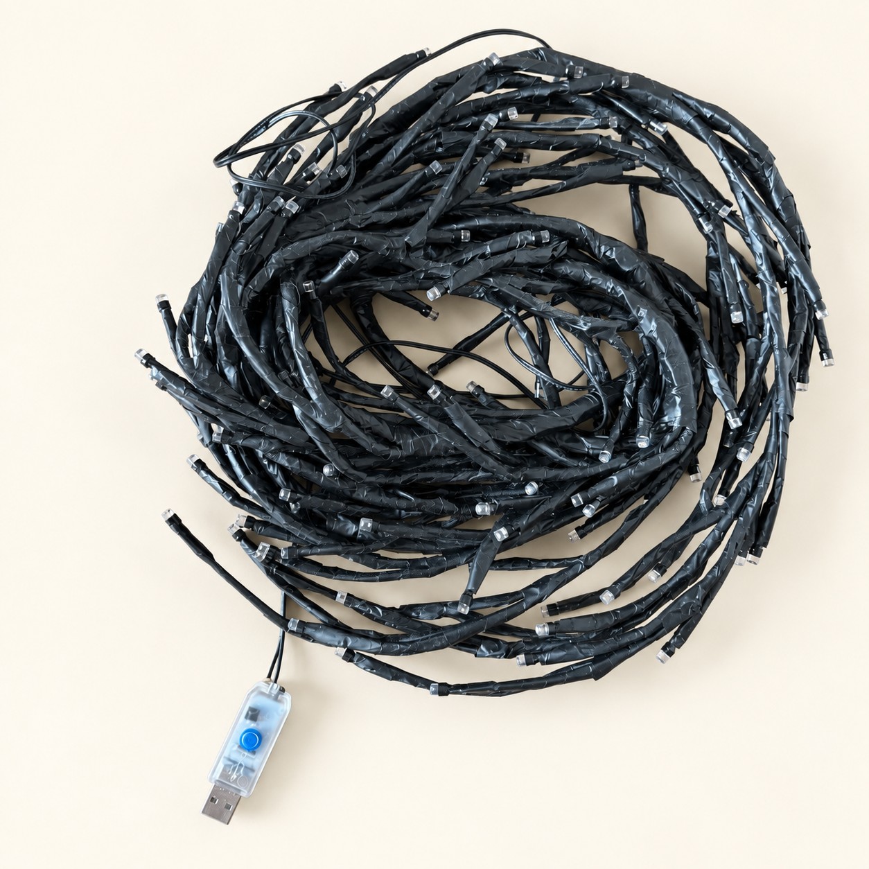 Zwinięty czarny łańcuch lampek USB — aranżacja poglądowa AI na jasnym tle