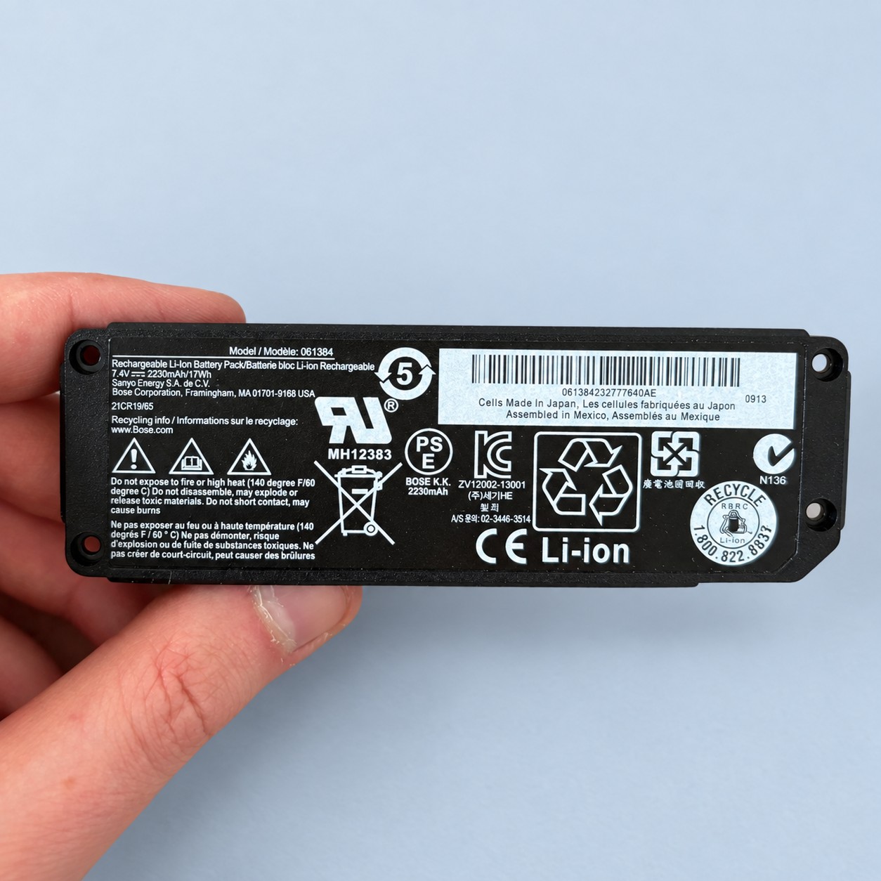 Bateria 061384 do Bose SoundLink Mini — aranżacja poglądowa AI na szaroniebieskim tle
