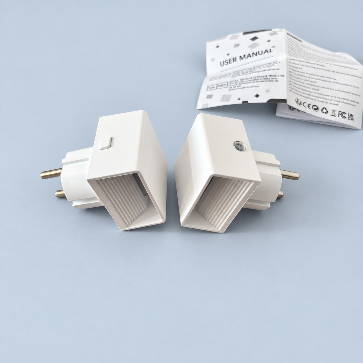 Lampki nocne LED do kontaktu 30/60/100 lm - 2 szt. — aranżacja poglądowa AI na szaroniebieskim tle