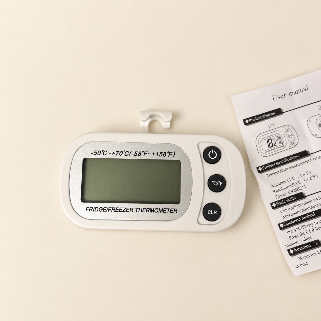 Biały termometr elektroniczny — aranżacja poglądowa AI na jasnym tle