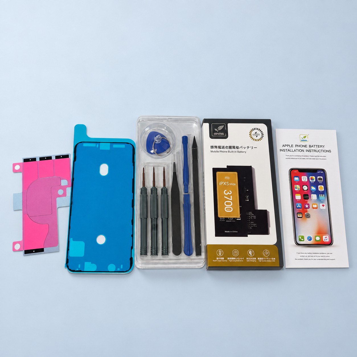 Bateria do iPhone XS Max z akcesoriami — aranżacja poglądowa AI na szaroniebieskim tle