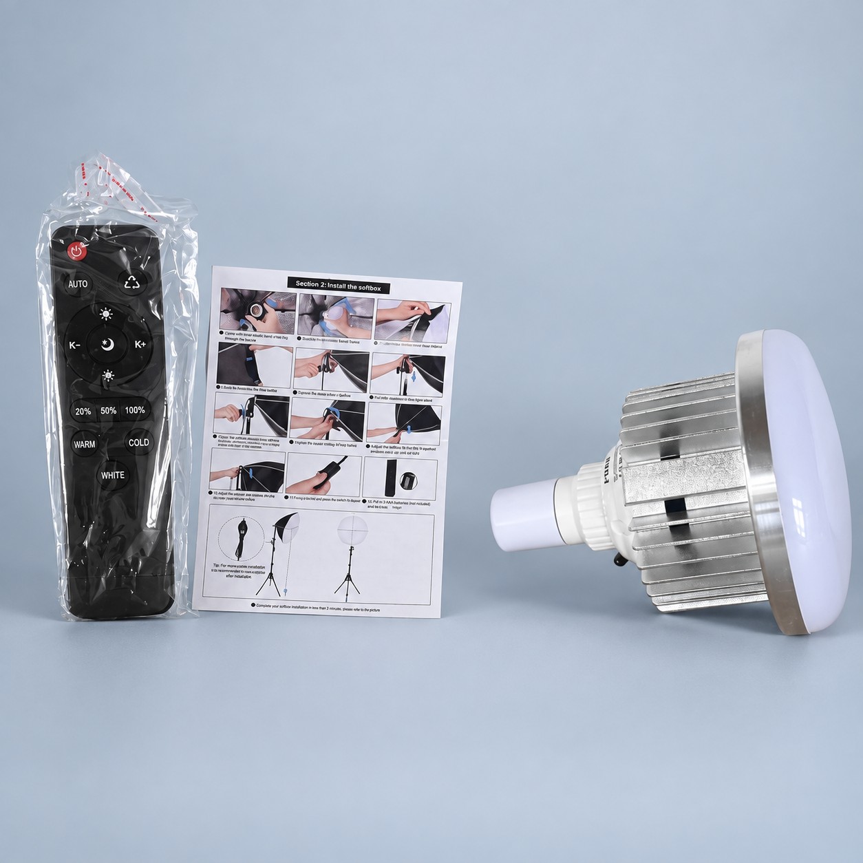 Lampa Studyjna LED E27 85W 2700-6400K z Pilotem do Softboxa — aranżacja poglądowa AI na szaroniebieskim tle