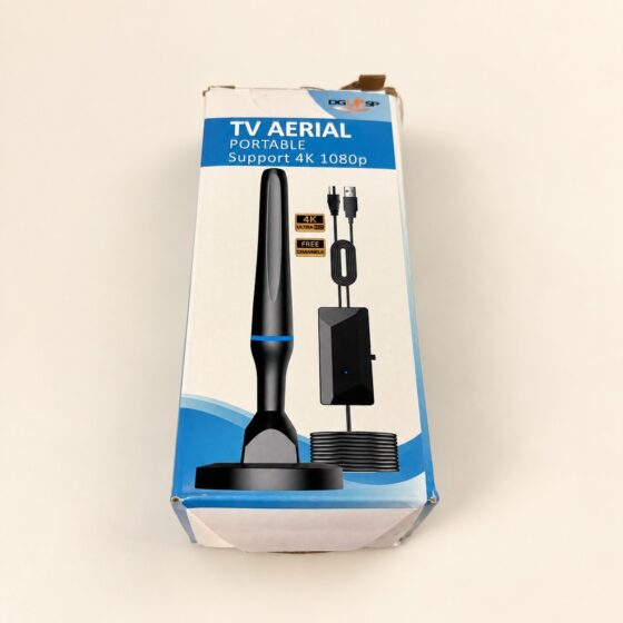 Antena DVB-T2 na kremowym tle studio.
