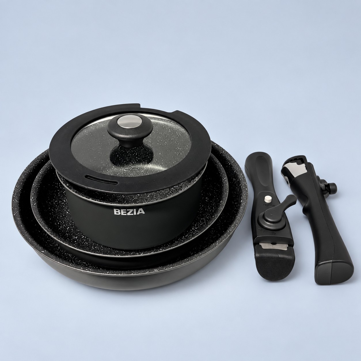 Zestaw naczyń BEZIA — aranżacja poglądowa AI na szaroniebieskim tle