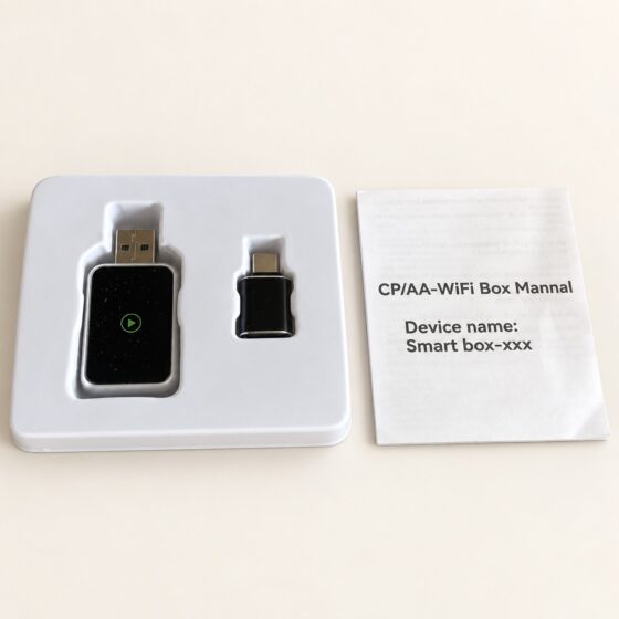 Adapter CarPlay z przejściówką USB-C na kremowym tle.