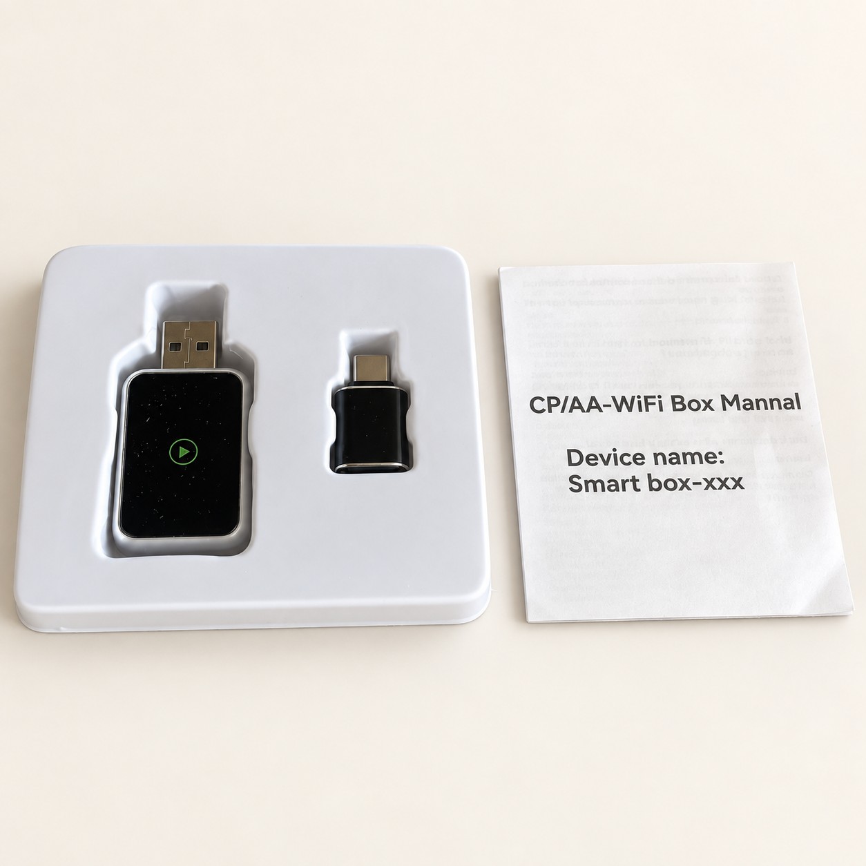 Adapter CarPlay z przejściówką USB-C — aranżacja poglądowa AI na jasnym tle