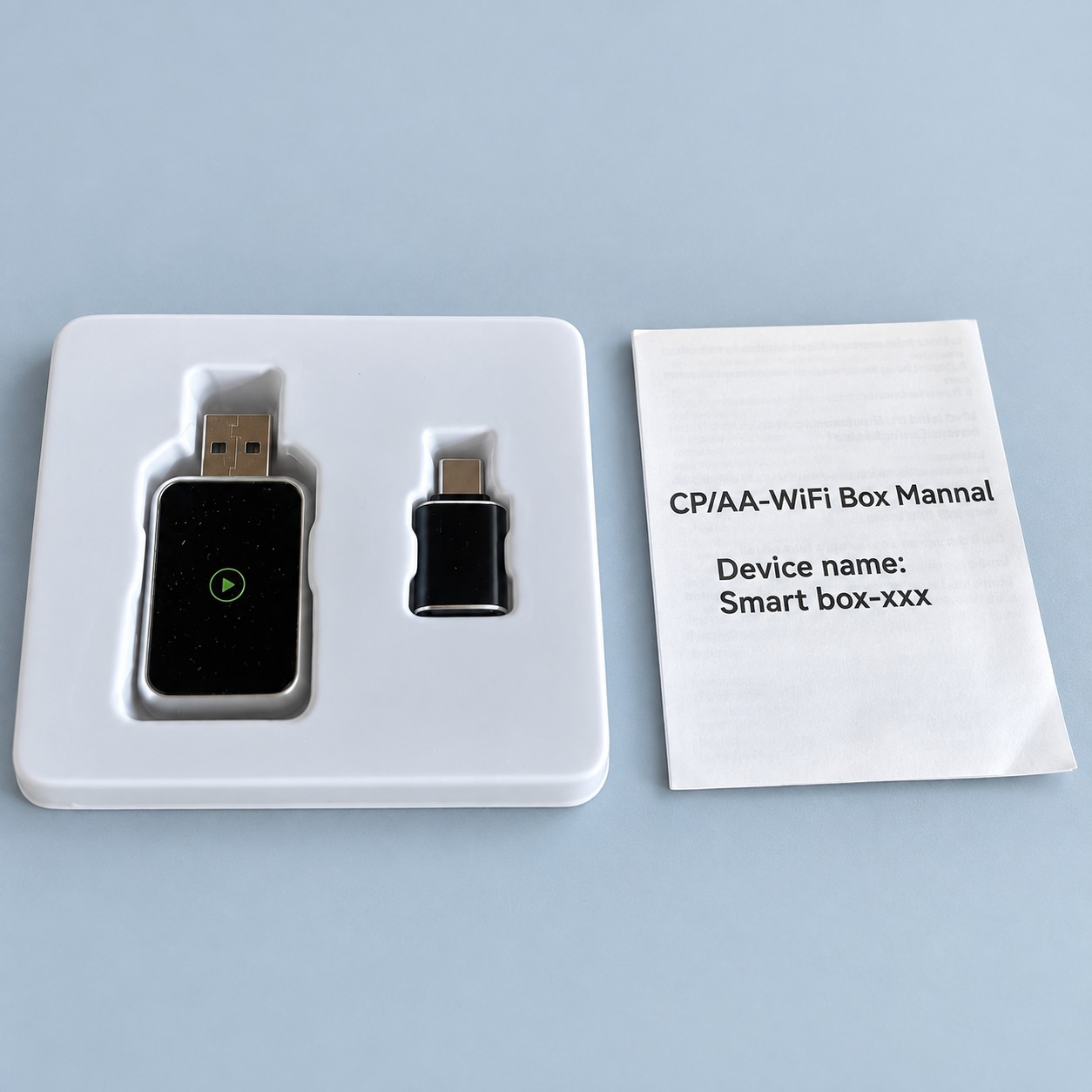 Adapter CarPlay z przejściówką USB-C — aranżacja poglądowa AI na szaroniebieskim tle