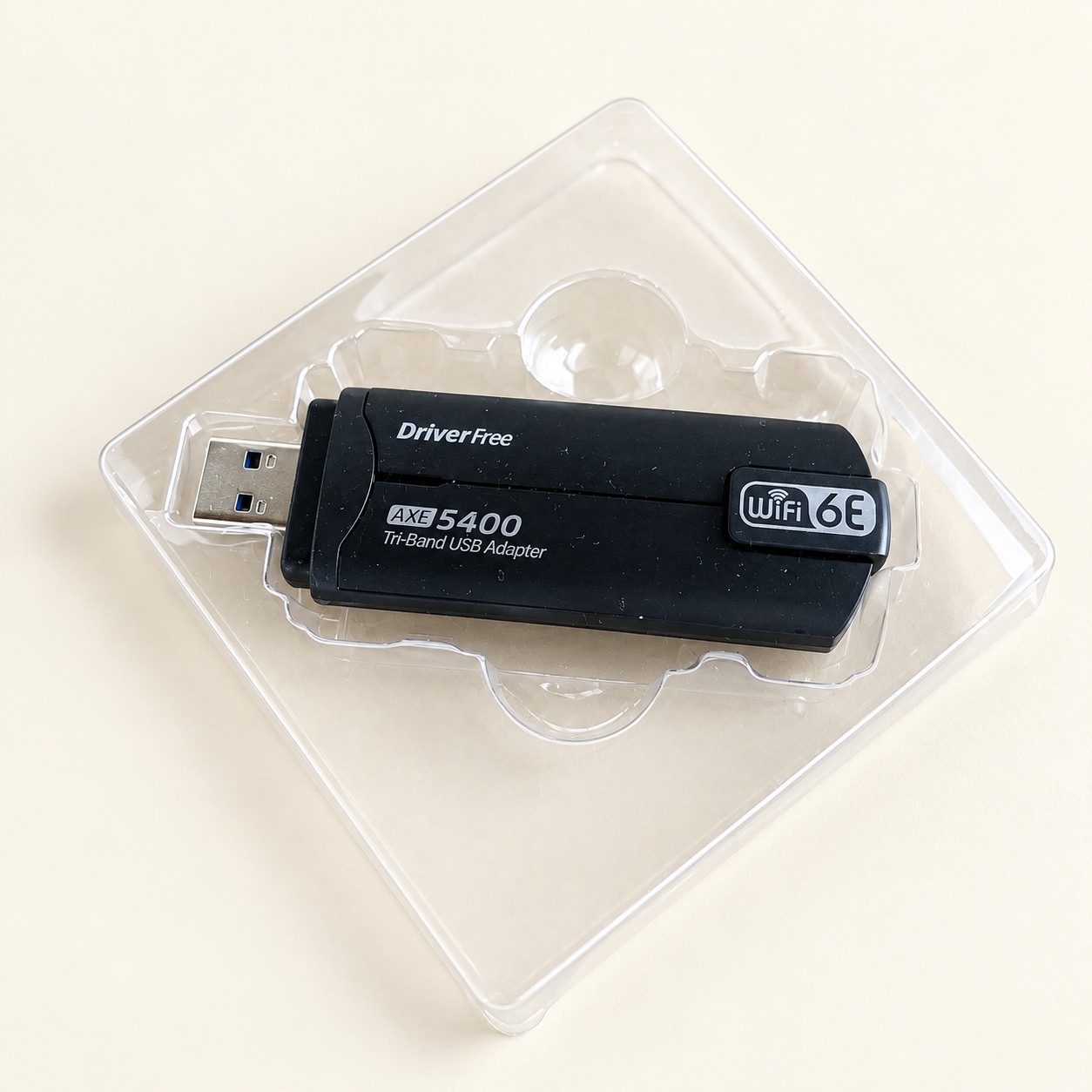Adapter USB WiFi AXE5400 — aranżacja poglądowa AI na jasnym tle