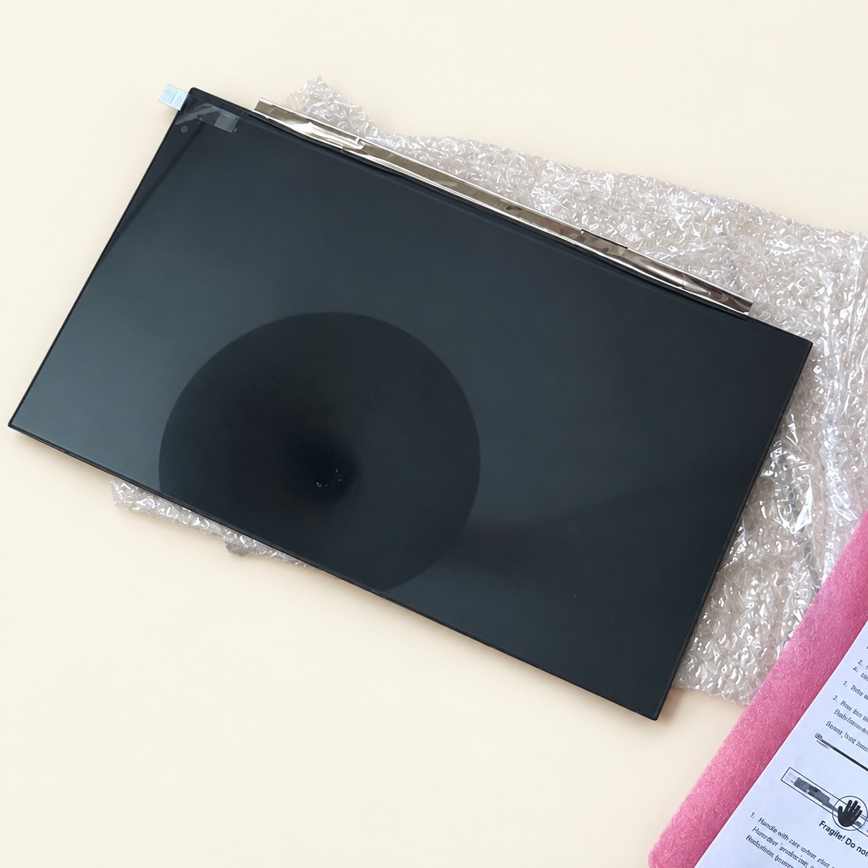 Panel LCD na folii ochronnej — aranżacja poglądowa AI na jasnym tle