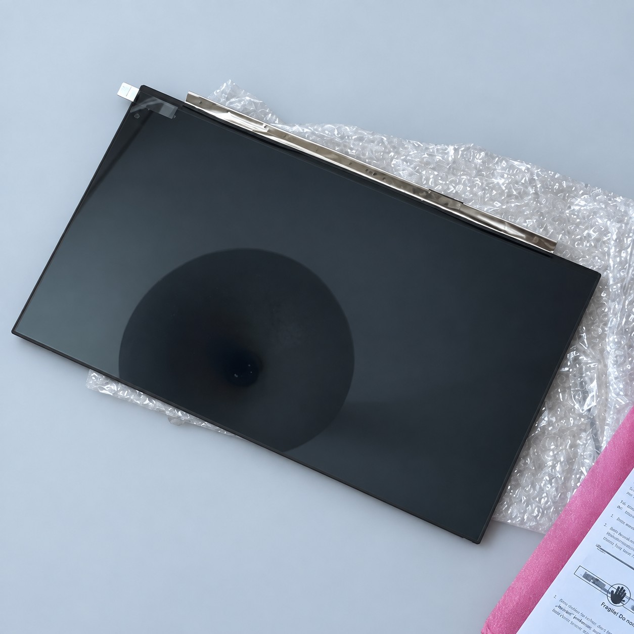 Panel LCD na folii ochronnej — aranżacja poglądowa AI na szaroniebieskim tle