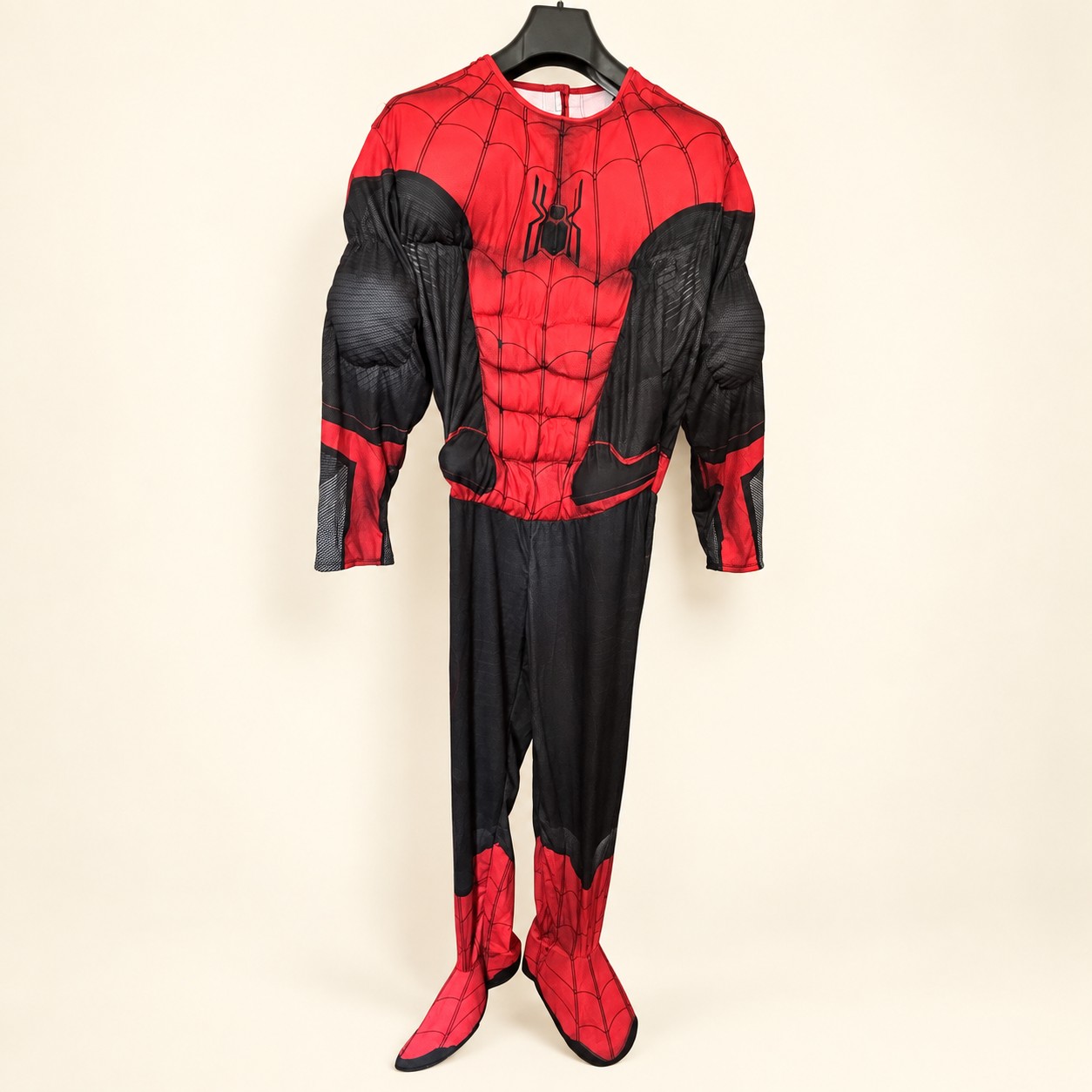 Kostium Spider-Man — aranżacja poglądowa AI na jasnym tle