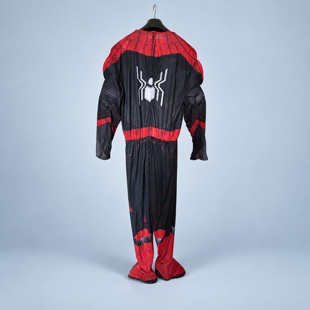 Kostium Spider-Man — aranżacja poglądowa AI na szaroniebieskim tle