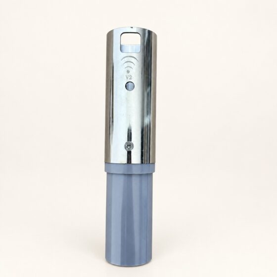 Chromowany adapter rurowy V2 na kremowym tle.