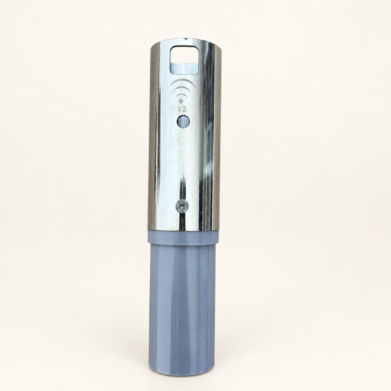 Chromowany adapter rurowy V2 — aranżacja poglądowa AI na jasnym tle