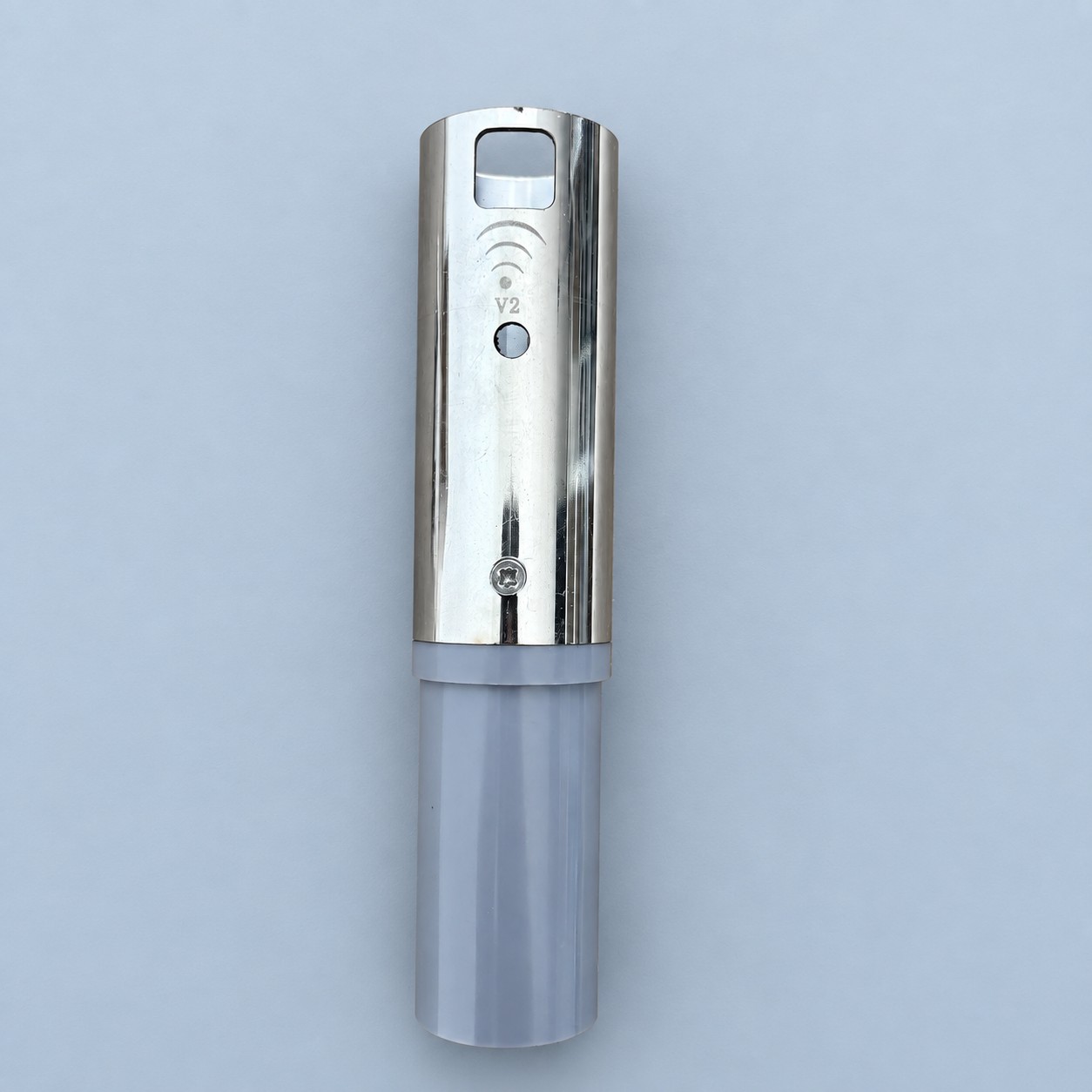 Chromowany adapter rurowy V2 — aranżacja poglądowa AI na szaroniebieskim tle