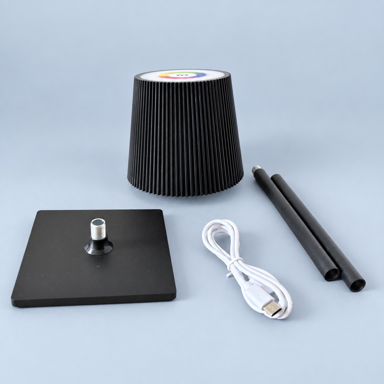 Lampka stołowa LED Rechargeable Bottle Lamp czarna RGB — aranżacja poglądowa AI na szaroniebieskim tle