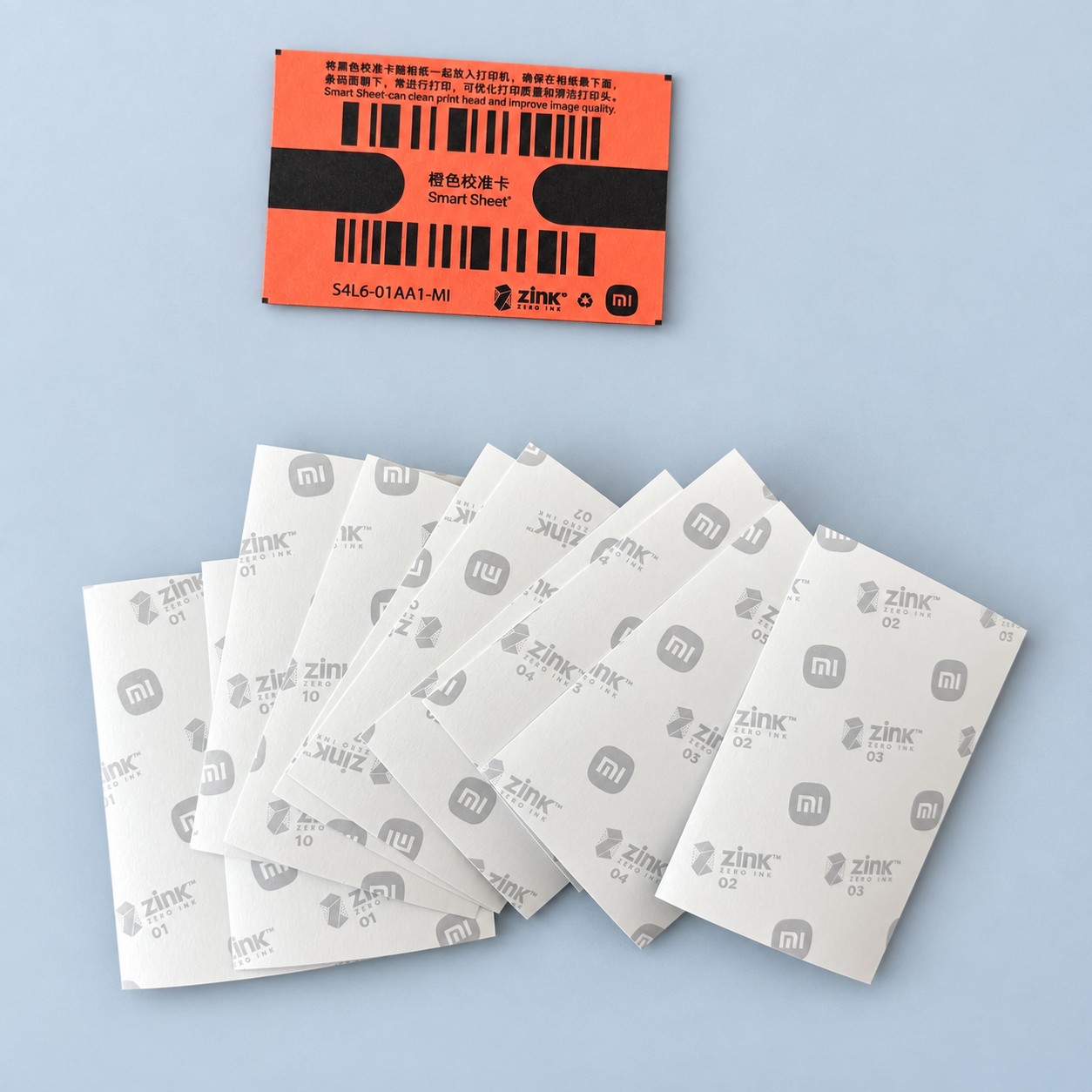 Papier fotograficzny Xiaomi — aranżacja poglądowa AI na szaroniebieskim tle