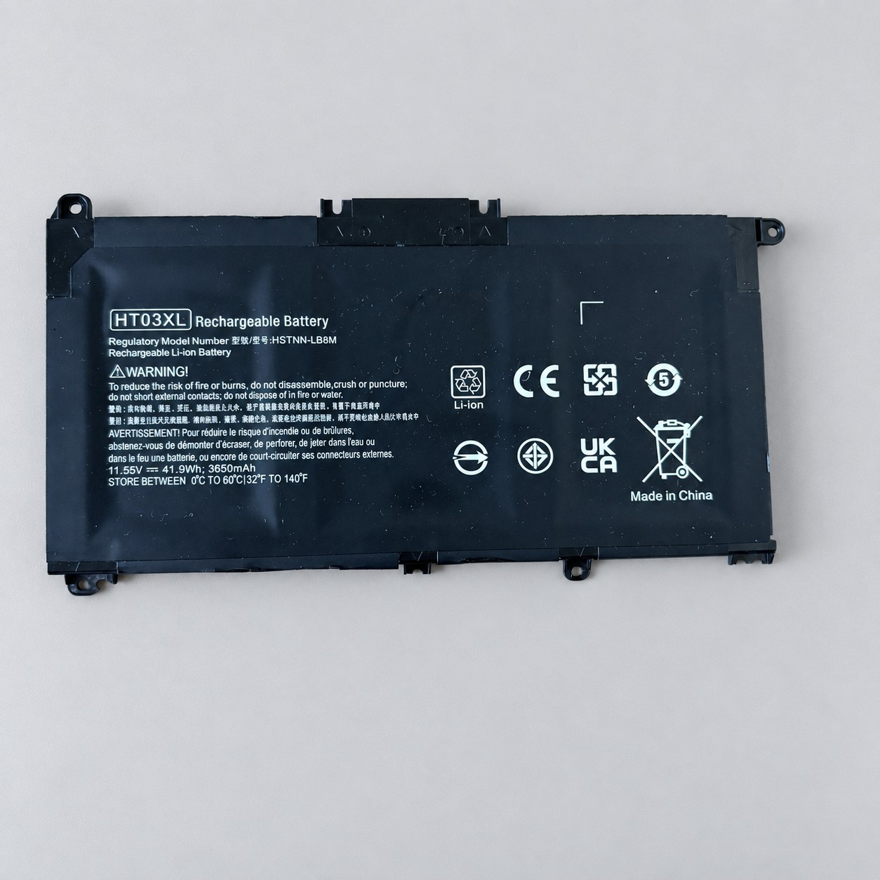 Akumulator laptopowy HT03XL — aranżacja poglądowa AI na szaroniebieskim tle