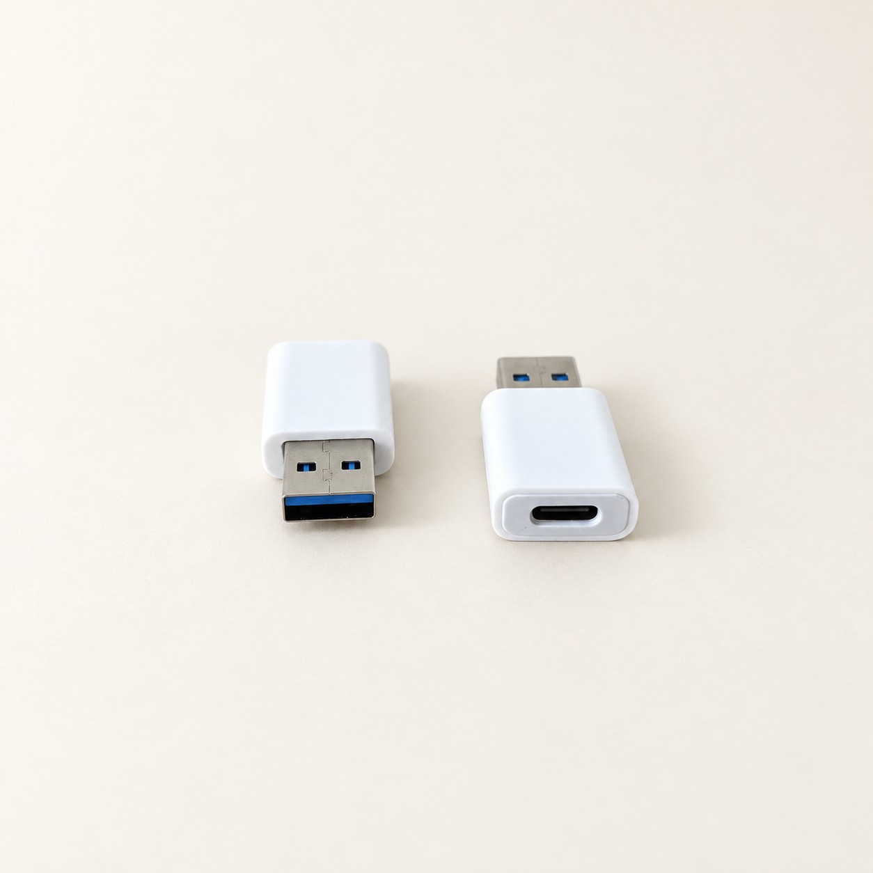 Dwa białe adaptery USB — aranżacja poglądowa AI na jasnym tle