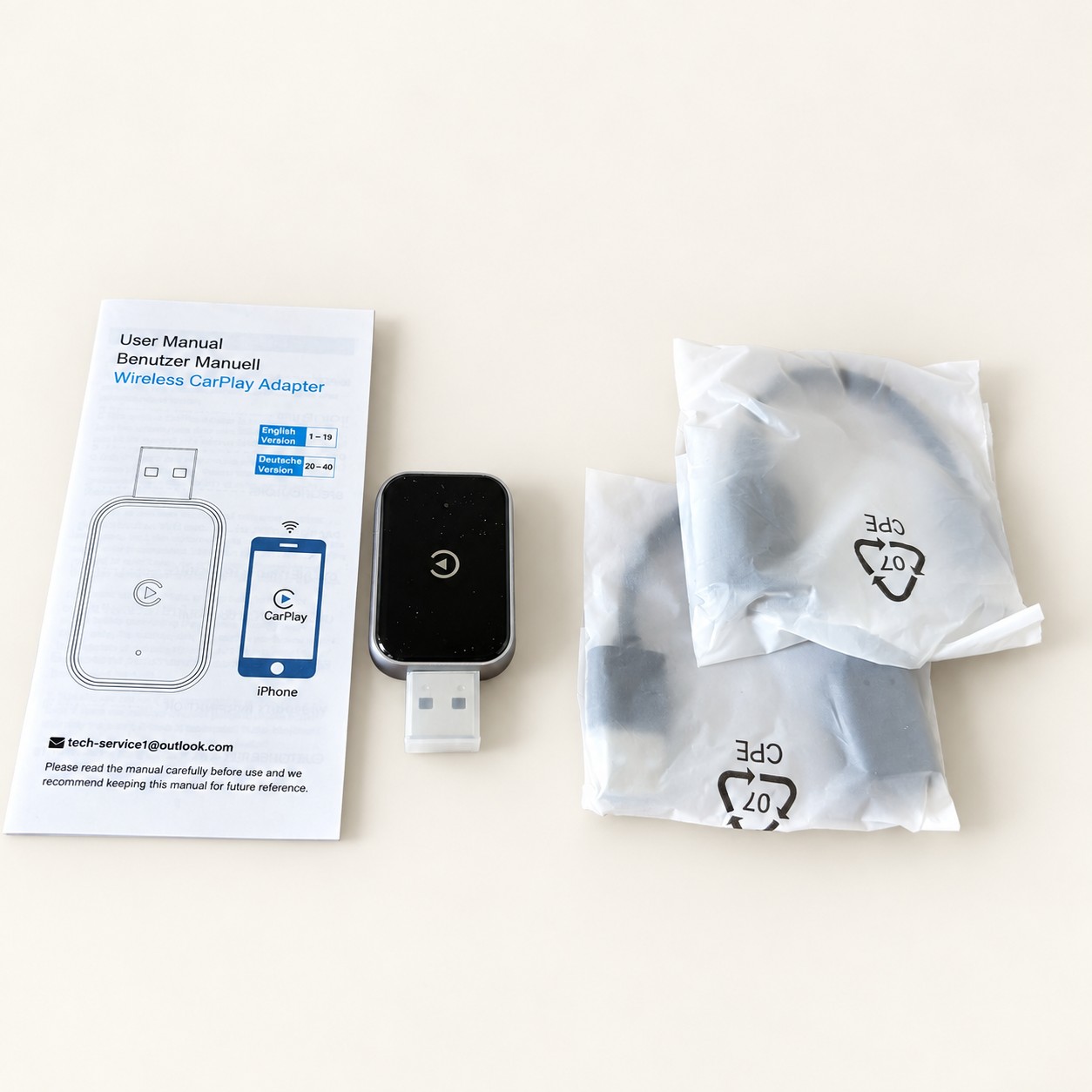 Adapter CarPlay USB — aranżacja poglądowa AI na jasnym tle