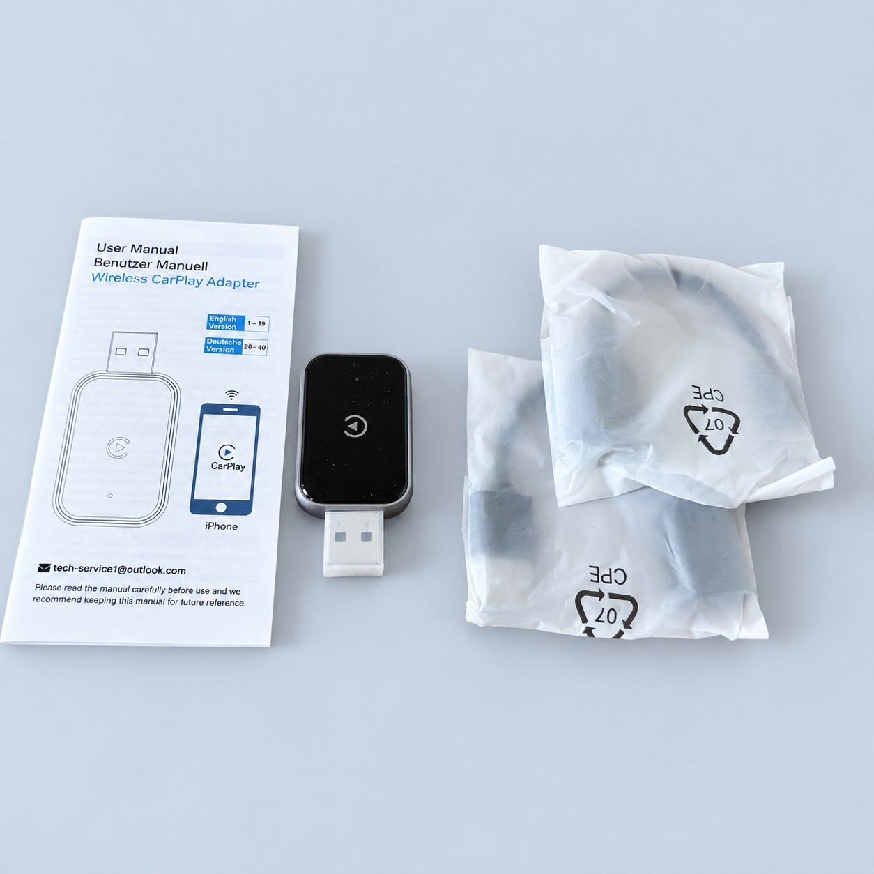 Adapter CarPlay USB — aranżacja poglądowa AI na szaroniebieskim tle