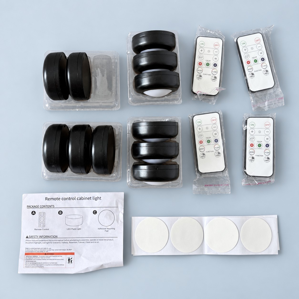 Lampki LED typu puck z pilotami - zestaw 11 szt. — aranżacja poglądowa AI na szaroniebieskim tle