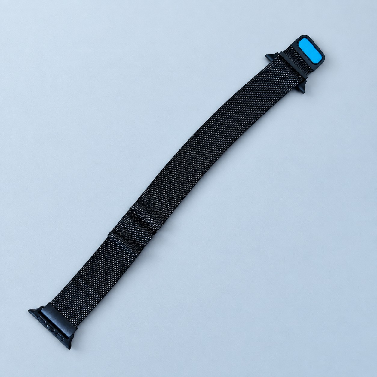 Pasek do smartwatcha 38/40/41mm — aranżacja poglądowa AI na szaroniebieskim tle
