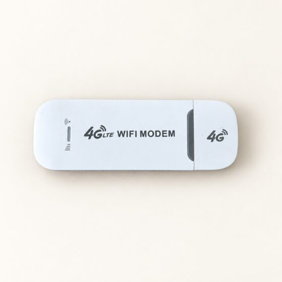 Biały dongle 4G LTE Wi-Fi na kremowym tle.