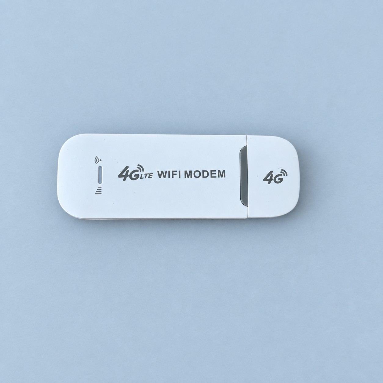 Modem 4G LTE Wi-Fi na niebieskim tle studio.