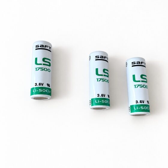 Saft LS 17500 na kremowym tle.
