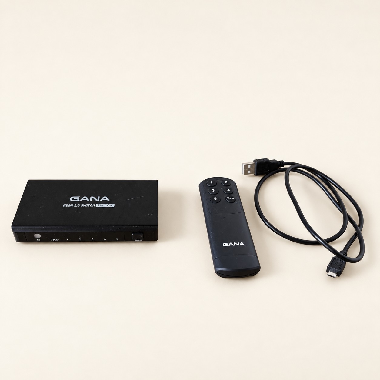 Przełącznik HDMI z pilotem — aranżacja poglądowa AI na jasnym tle