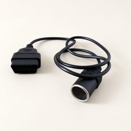 Adapter OBD2 z gniazdem zapalniczki na kremowym tle.